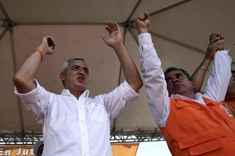 El general Pérez Molina en un mitín de campaña. | Reuters