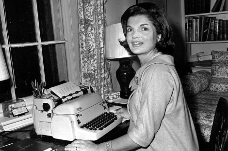 Jacqueline Kennedy junto a una mquina de escribir en 1960. | AP