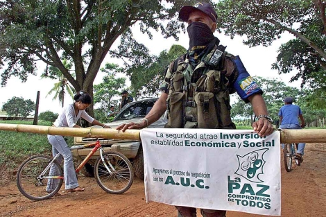 Un paramilitar colombiano monta guardia en Crdoba. | AFP