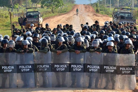 La Polica bloquea una va para evitar enfrentamientos entre colonizadores y manifestantes. | Efe
