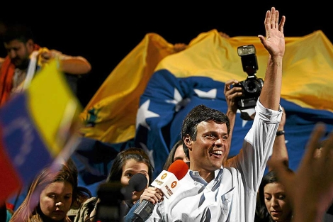 Leopoldo Lpez saluda a sus simpatizantes en un mitin. | Reuters