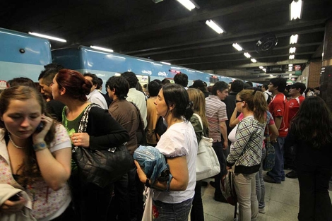 Varios pasajeros esperan el metro en una estación de Santiago de Chile. | Jorge Barreno