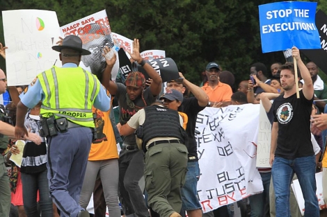 Defensores de Troy Davis, pidiendo que se detenga la ejecución. | AFP