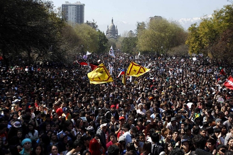 Marcha de estudiantes por las calles de Santiago de Chile. | Reuters