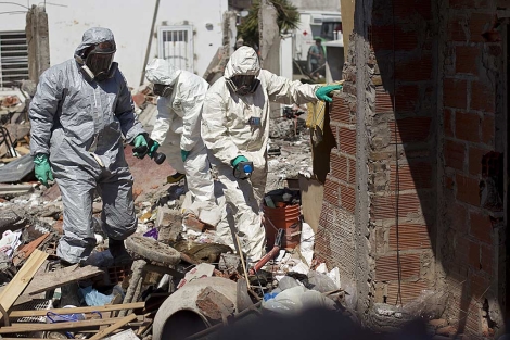 Agentes de la Policía Científica de Argentina buscan evidencias en el lugar de la explosión. | AP