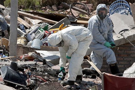 La Polica cientfica de Argentina mide los niveles de radioactividad entre los escombros. | Efe