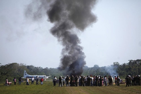 Manifestantes protestan frente a la Polica en el aeropuerto de Rurrenabaque este lunes. | AP