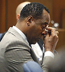 Conrad Murray llora durante el juicio. | AP