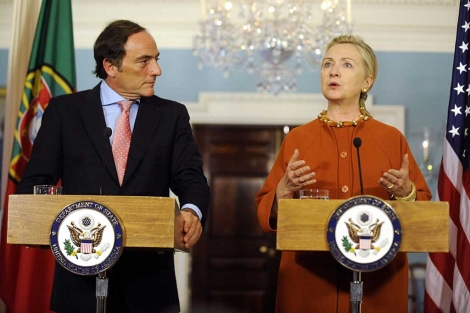 Hillary Clinton (dcha.), junto al ministro de Exteriores portugus, Paulo Portas (izqda.). | Efe
