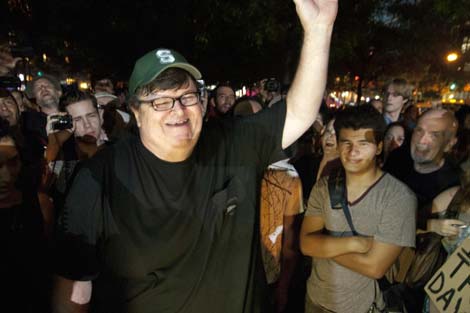 Michael Moore con los manifestantes de Wall Street. I AP