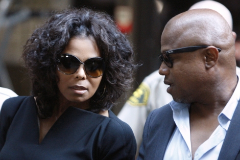 Janet Jackson con su hermano Randy a su llegada a la Corte. I Reuters