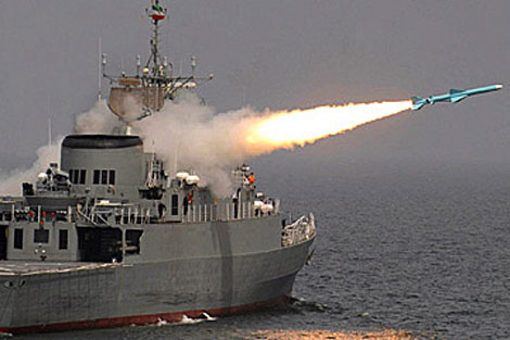 La fragata 'Jamaran' de Irn dispara un misil crucero. | AFP