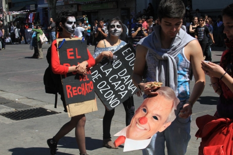 Un manifestante porta una careta de su presidente, Sebastin Piera. | Jorge Barreno