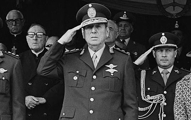 El general Juan Domingo Pern (c), durante un acto en 1974. | Foto de archivo ELMUNDO.es