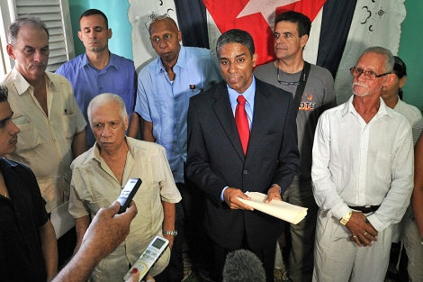 Guillermo Farias y Oscar Biscet (cent.) en la rueda de prensa en la capital cubana. | Efe