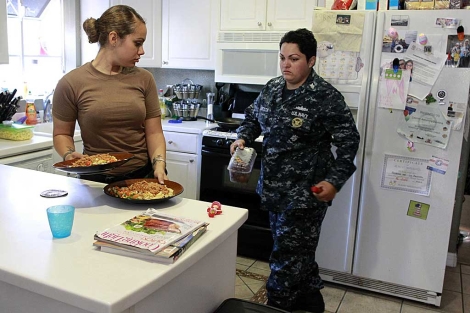 Una pareja formada por dos oficiales de la Marina se prepara para cenar. | Reuters