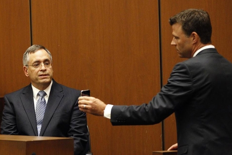 El abogado David Walgren muestra el iPhone de Murray a un investigador forense. | AP