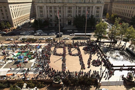 Los 'indignados' de Washington forman un 99% humano en Freedom Plaza. | AFP