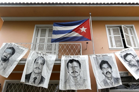 Fotos de 'los cinco' espas cubanos colgadas en el Consulado de Cuba en Sao Paulo. | AFP