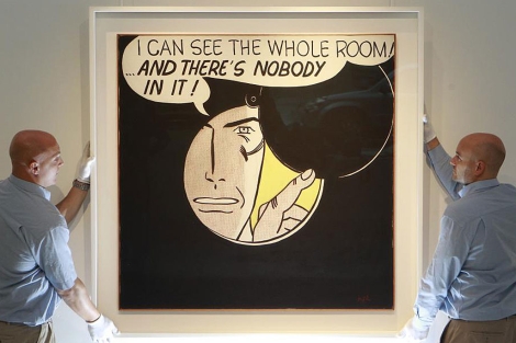 Empleados de Christie colocan la obra de Lichtenstein en una galera. | Reuters