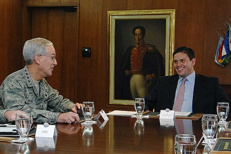El ministreo de Defensa, Juan Carlos Pinzn (d) habla con un militar de EEUU. | Efe