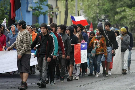 Estudiantes chilenos realizan una caminata a favor de la educacin gratuita. | Efe