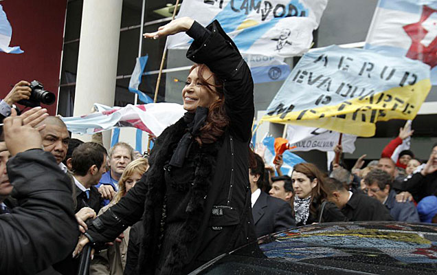 Cristina Fernández saluda a sus seguidores. | Efe