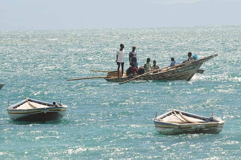 Un grupo de pescadores haitianos navega en una lancha. | AFP