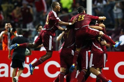 Los jugadores de Venezuela celebran su gol. | Reuters