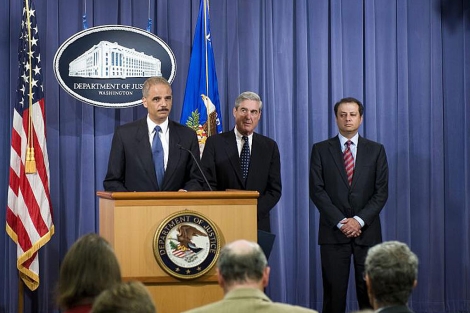Eric Holder (c), y el director del FBI, Robert Mueller (c-d). | Efe