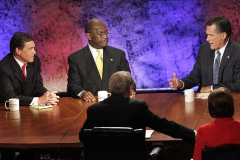 Rick Perry, Herman Cain y Mitt Romney en el debate republicano de esta noche. | AP
