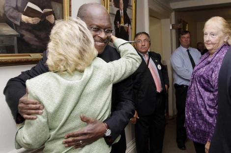 Herman Cain es abrazado por una simpatizante en New Hampshire. | AP