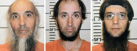 Los tres amish detenidos: Levi Miller (i), Johnny Mullet y Lester Mullet (d). | AP