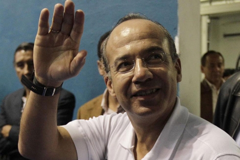 El presidente Felipe Calderón saluda a sus seguidores. | Efe