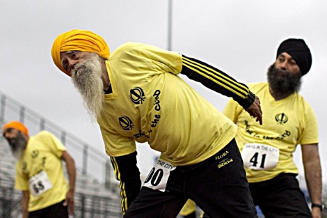 Fauja Singh realiza estiramientos antes de una carrera. | AP