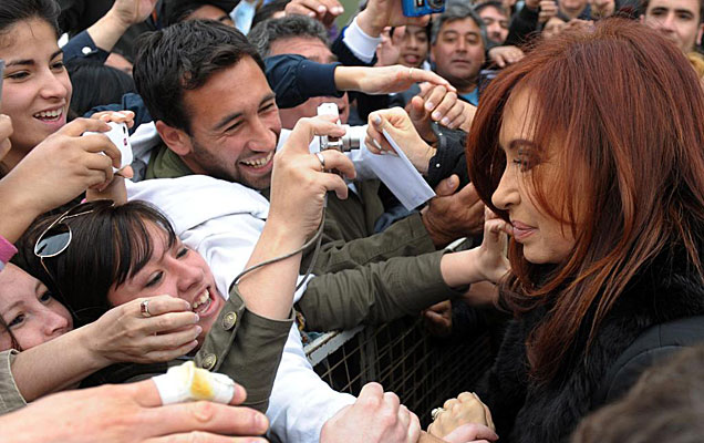 Cristina Fernndez despus de emitir su voto es ovacionada por sus seguidores. | AFP