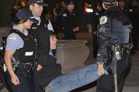 Un joven manifestante es detenido por agentes de la Polica de Chicago. | AP