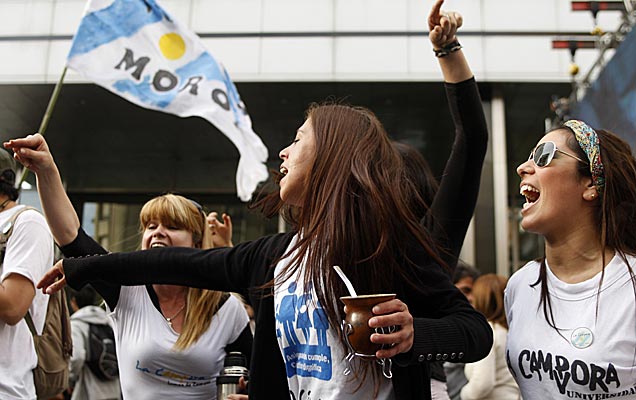 Seguidoras de Cristina Fernndez celebran la victoria de la presidenta en Buenos Aires. | Reuters