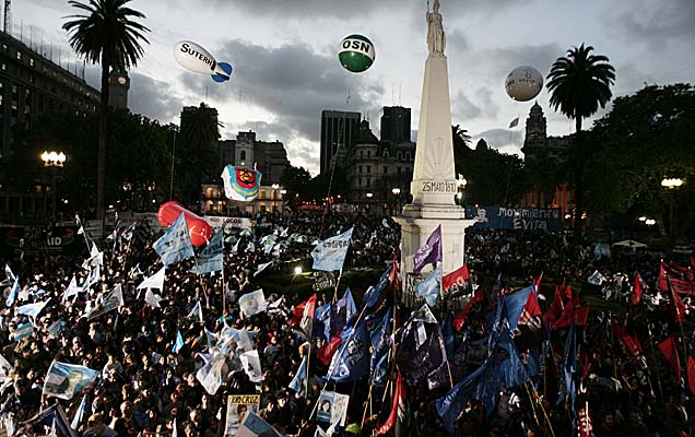 Miles de personas celebran la victoria de Cristina Fernndez en la Plaza de Mayo de Buenos Aires. | Efe