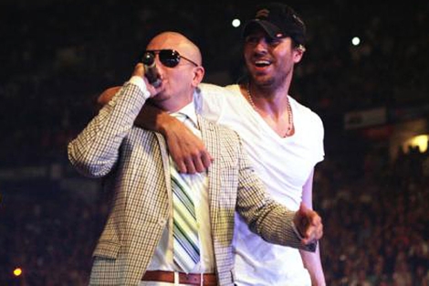 Pitbull y Enrique Iglesias durante el concierto.