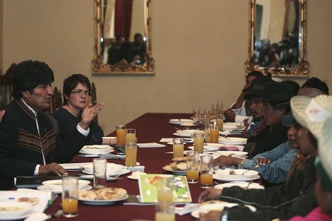 El presidente de Bolivia, Evo Morales, dialoga con los indgenas amaznicos del Tipnis. | Reuters