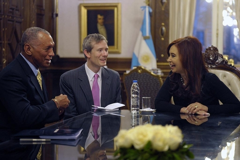 Cristina Fernndez bromea con el administrador de la NASA, Charles Bolden (i). | Reuters