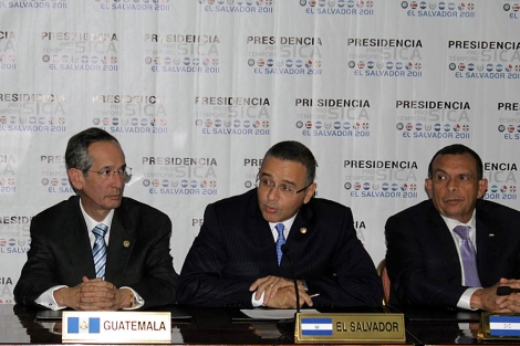 Los presidentes de Guatemala, lvaro Colom; El Salvador, Mauricio Funes, y Honduras, Porfirio Lobo. | AFP