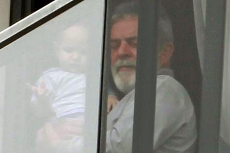 Lula da Silva carga a su nieto en el balcn de su casa este domingo. | Reuters