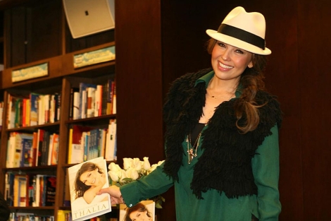 La actriz y cantante mexicana Thala posa con su libro. | Efe