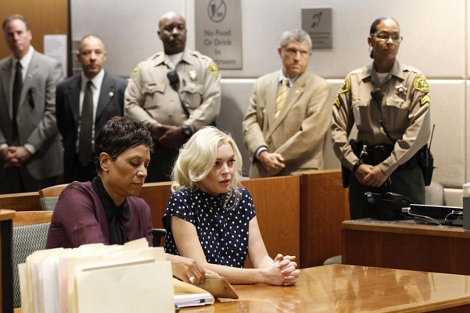 La actriz, sentada a la derecha, este mircoles en la corte. | Reuters