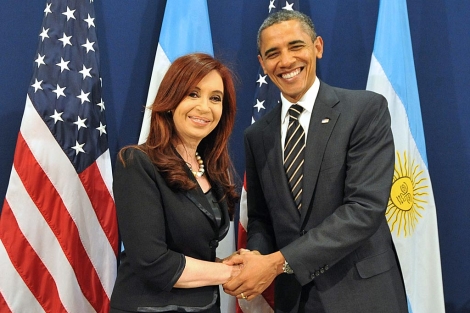 Cristina Fernndez y Barack Obama se dan la mano afectuosamente. | Efe