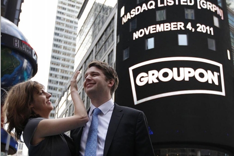 El director general de Groupon, Andrew Mason, posa junto a su novia. | Reuters