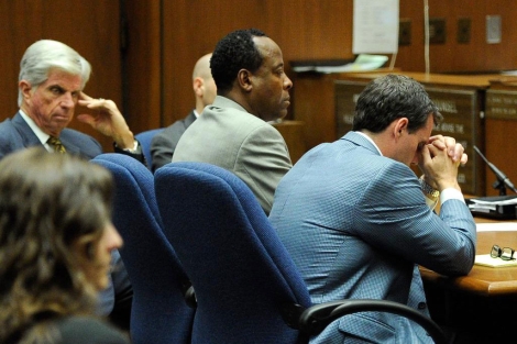 Michael Flanagan (i), Conrad Murray(c) y su abogado Ed Chernoff en la corte. | AP