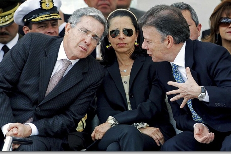 lvaro Uribe (i) y Juan Manuel Santos en un desfile militar en Colombia. | ELMUNDO,es